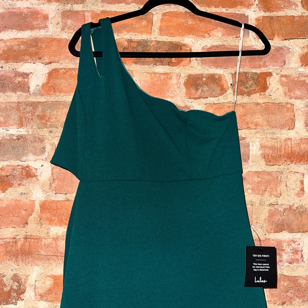 Lulu’s, emerald green, US size extra large.